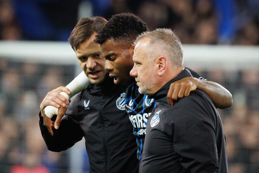 Club's Raphael Onyedika leaves the pitch after being injured during a soccer match between Club Brugge and KVC Westerlo, Wednesday 24 September 2025 in Brugge, a catch-up game of day 5 of the 2025-2026 'Jupiler Pro League' first division of the Belgian championship. BELGA PHOTO KURT DESPLENTER