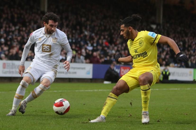 Port Vale's English midfielder David Worrall (L) vies with Brentford's English defender Dominic Thompson (R) during the English FA Cup third round football match between Port Vale and Brentford at Vale Park in Stoke-on-Trent, north east England on January 8, 2022.  Geoff Caddick / AFP