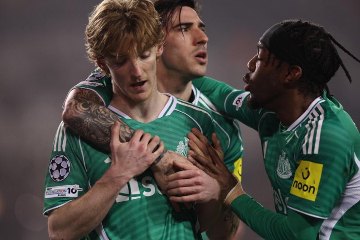 Newcastle United's English midfielder #10 Anthony Gordon celebrates with teammates after scoring the team's fifth goal from the penalty spot during the UEFA Champions League knockout phase play-off first leg football match between Qarabag and Newcastle at the Tofiq Bahramov Republican Stadium in Baku on February 18, 2026.  Giorgi ARJEVANIDZE / AFP