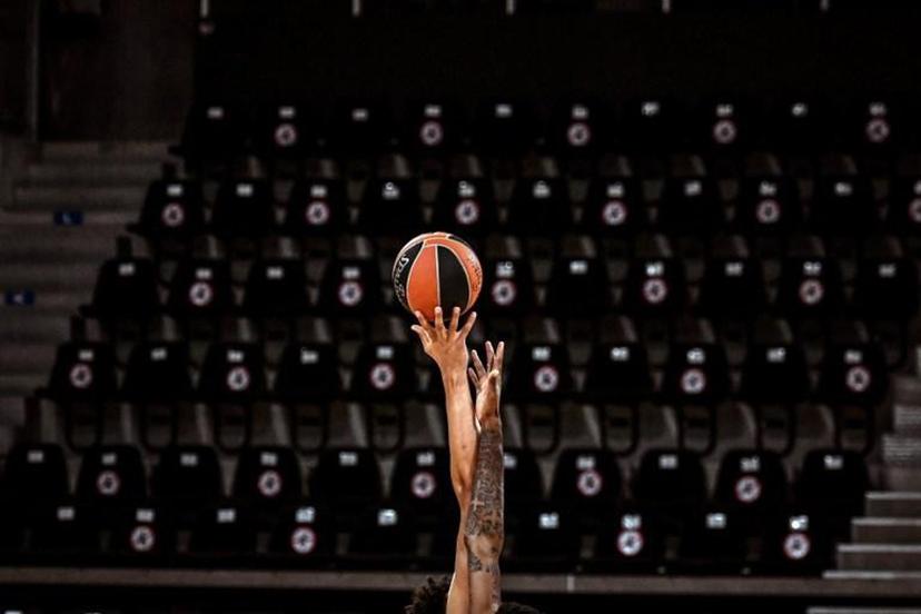 Olympiacos Piraeus' US player Octavius Ellis (R) is challenged for the ball by ASVEL Lyon-Villeurbanne's Belgian player Ismael Bako (L) during the Euroleague basket ball match ASVEL Lyon-Villeurbanne vs Olympiacos Piraeus in Villeurbanne Astroballe Arena, on January 19, 2021.  JEFF PACHOUD / AFP