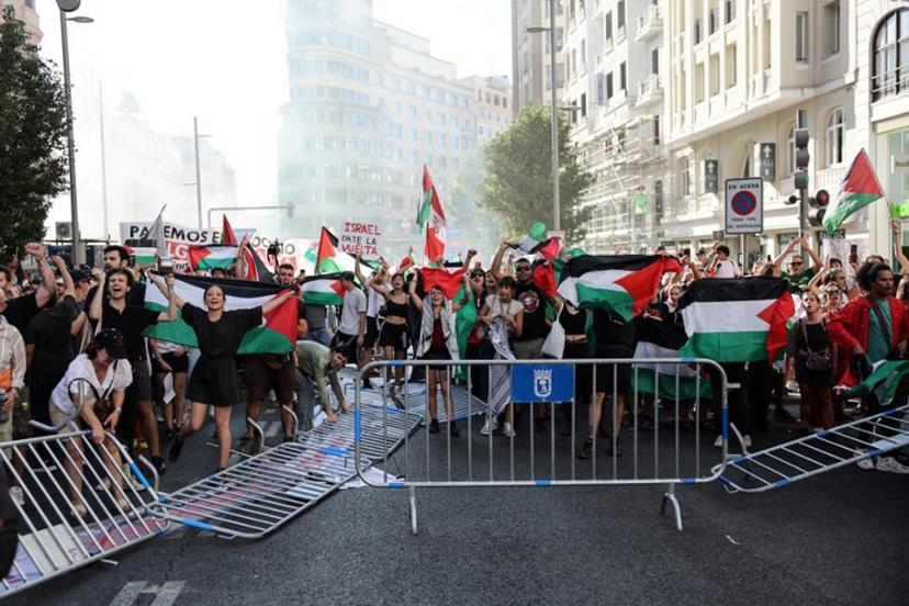 Pro-Palestinians protestors invade the street during the 21st and last stage of the Vuelta a Espana 2025, a 101 km race between Alalpardo and Madrid, in Madrid on September 14, 2025.   Vuelta final stage has been abandoned because of pro-Palestinian protests, AFP reports.  Thomas COEX / AFP