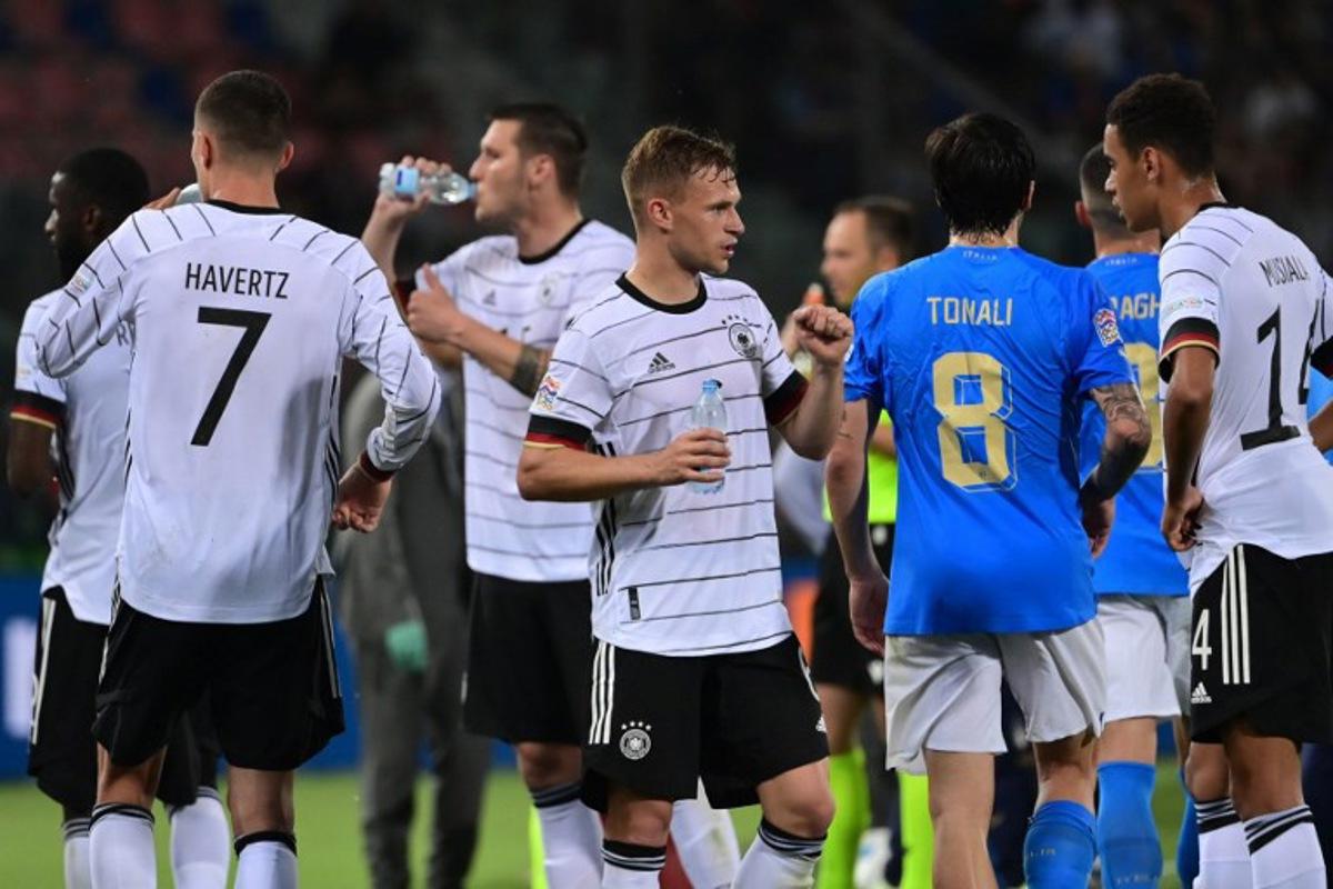 Germany's midfielder Joshua Kimmich (C) and players drink water during a pause of the UEFA Nations League - League A, Group 3 first leg football match between Italy and Germany on June 4, 2022 at the Renato Dall'Ara stadium in Bologna.  MIGUEL MEDINA / AFP