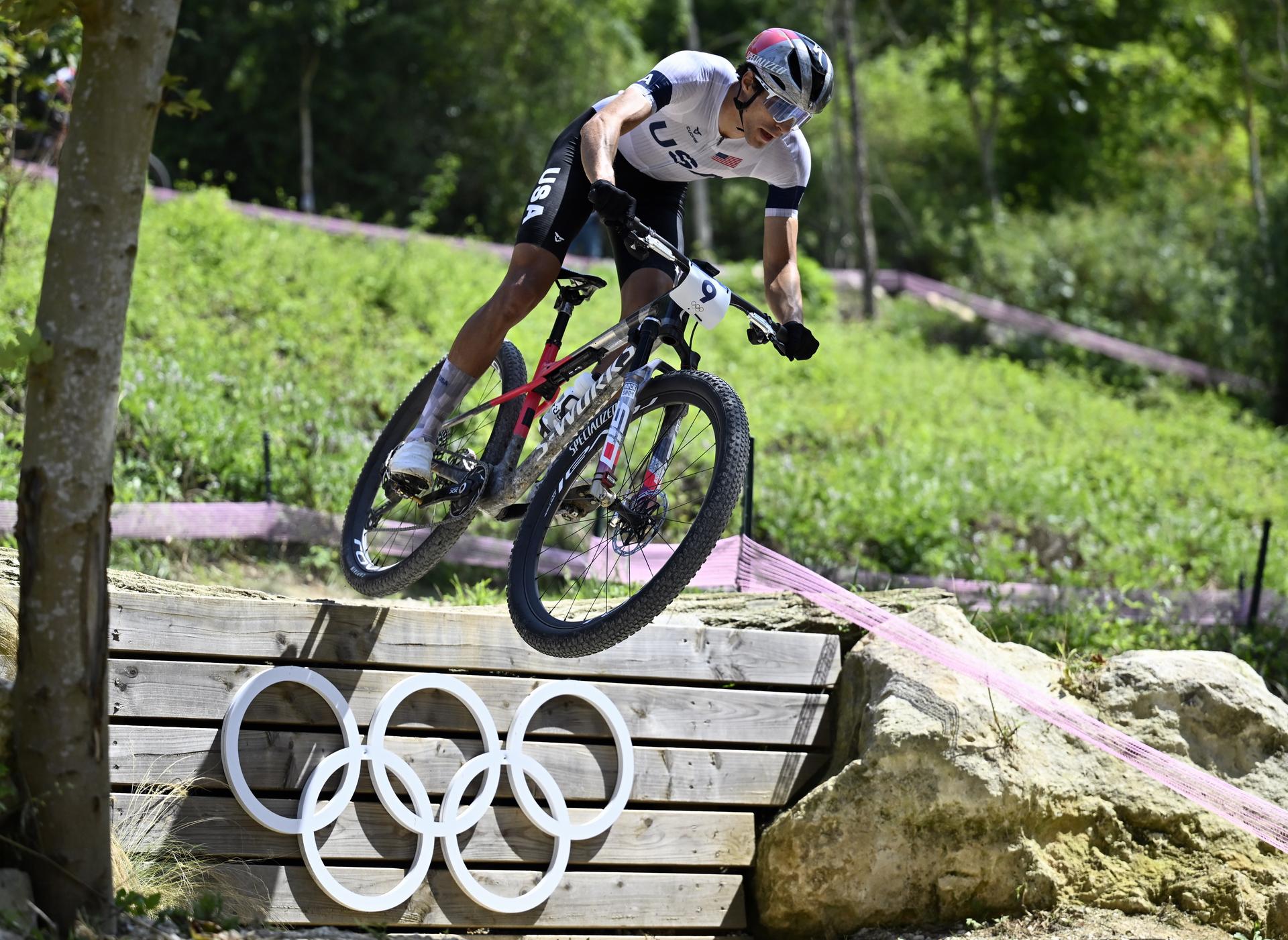 American Christopher Blevins pictured in action during the men's cross-country mountain bike cycling race at the Paris 2024 Olympic Games, at the Colline d'Elancourt climb near Paris, France on Monday 29 July 2024. The Games of the XXXIII Olympiad are taking place in Paris from 26 July to 11 August. The Belgian delegation counts 165 athletes competing in 21 sports. BELGA PHOTO DIRK WAEM