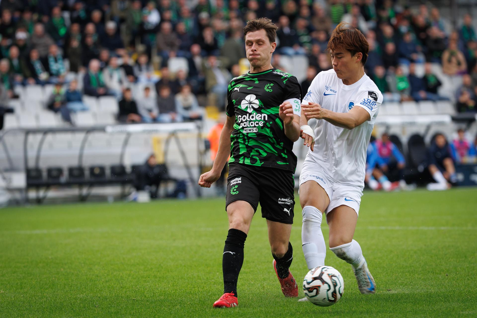 Cercle's Hannes Van der Bruggen and Genk's Hyeon-Gyu Oh fight for the ball during a soccer match between Cercle Brugge and KRC Genk, Sunday 19 October 2025 in Brugge, on day 11 of the 2025-2026 'Jupiler Pro League' first division of the Belgian championship. BELGA PHOTO KURT DESPLENTER
