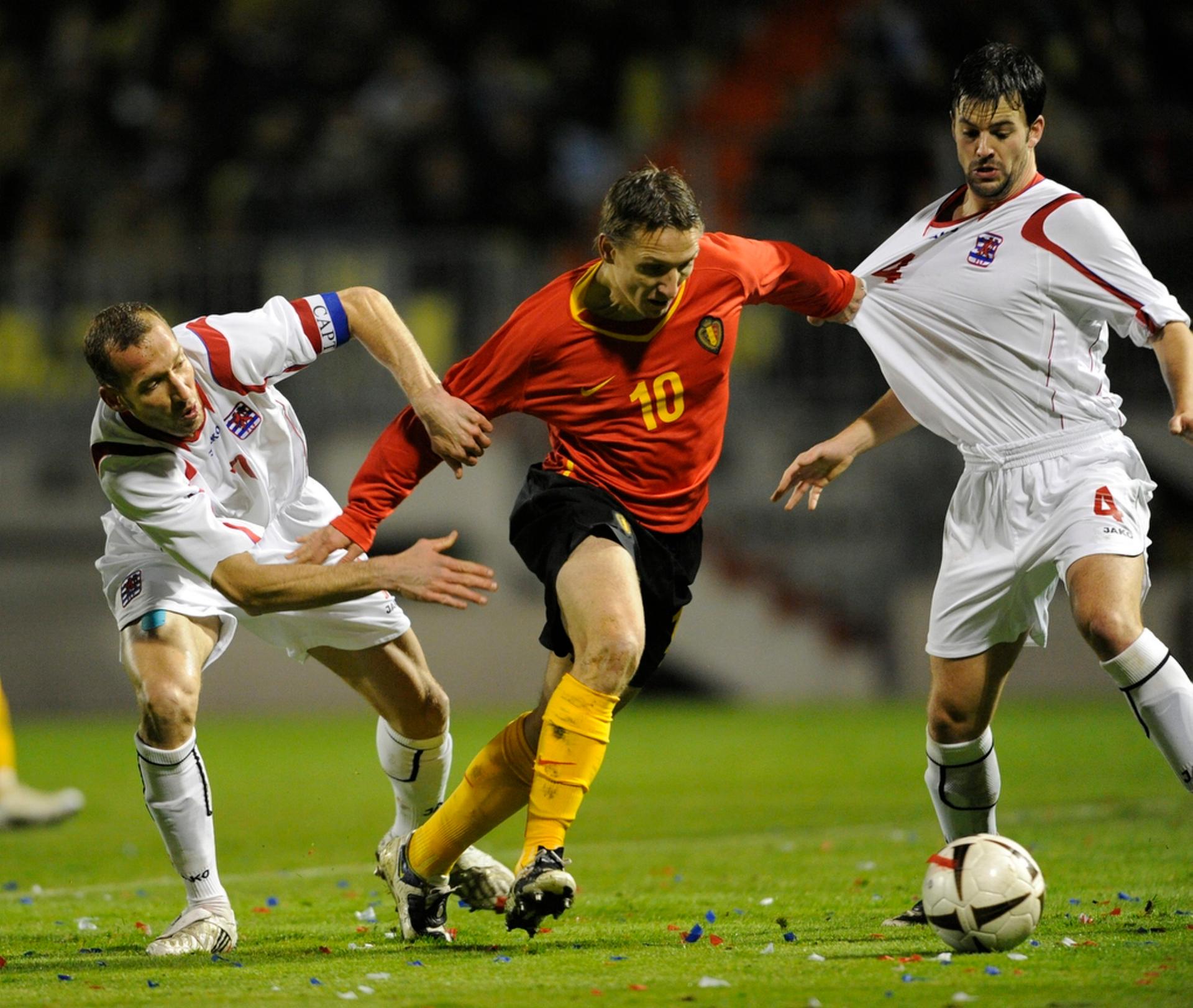 20081119, LUXEMBOURG, LUXEMBOURG : Red Devils' Wesley Sonck (C) and Luxembourg's captain Jeff Strasser (L) and Eric Hoffmann (R) fight for the ball during friendly game Luxembourg vs Belgium, Wednesday 19 November 2008, in Luxembourg. BELGA PHOTO MICHEL KRAKOWSKI-JOHN THYS