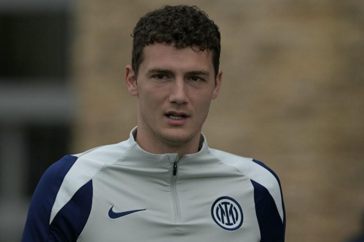 Inter Milan's French defender #28 Benjamin Pavard looks on upon his arrival at a training session at Virginia Mason Athletic Center in Renton, Washington, on June 20, 2025, on the eve of the FIFA Club World Cup 2025 Group E football match between Italy's Inter Milan and Japan's Urawa Red Diamonds.  JUAN MABROMATA / AFP