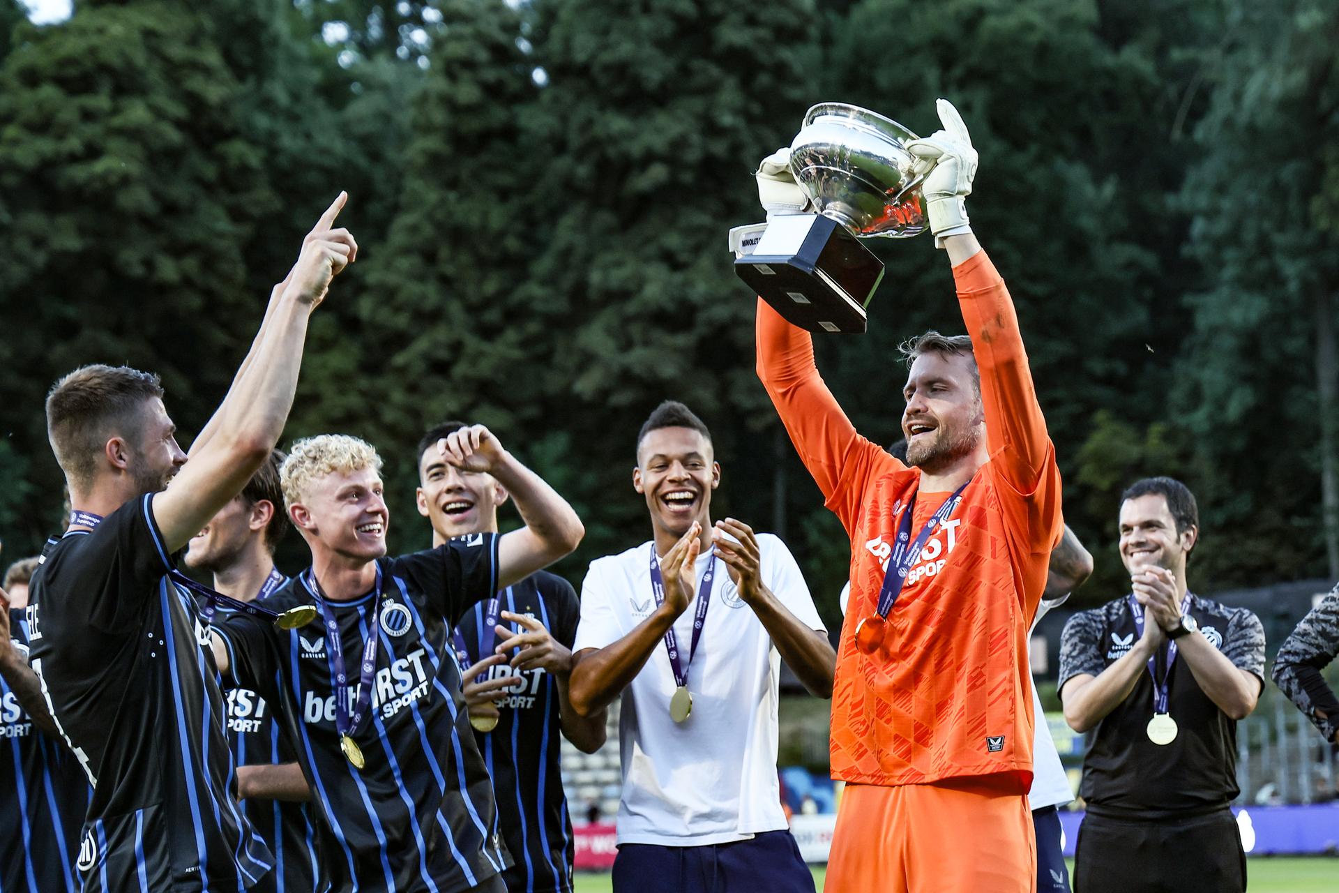 Club's goalkeeper Simon Mignolet celebrates after a soccer match between Royale Union Saint-Gilloise and Club Brugge KV, Sunday 20 July 2025 in Brussels, the 'Super Cup' where the Champions of the Jupiler Pro League Brugge meets the winner of the Croky Cup Union. BELGA PHOTO BRUNO FAHY