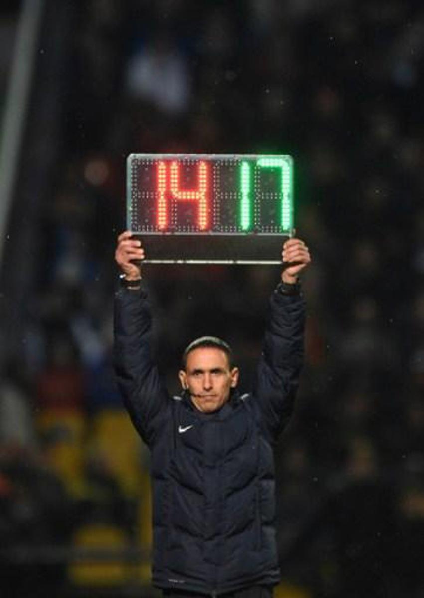 Referee Hakim Ben El Hadj holds an electronic substitution board during the French L1 football match between Metz (FCM) and Nice (OGCN) on October 23, 2016 at Saint Symphorien stadium in Longeville-Les-Metz, eastern France.   
JEAN-CHRISTOPHE VERHAEGEN / AFP