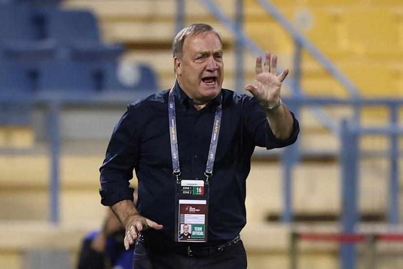 Iraq's coach Dick Advocaat speaks to his players during the 2022 Qatar World Cup Asian Qualifiers football match between Iraq and South Korea, at the Thani Bin Jassim Stadium in the Qatari capital Doha, on November 16, 2021.  KARIM JAAFAR / AFP