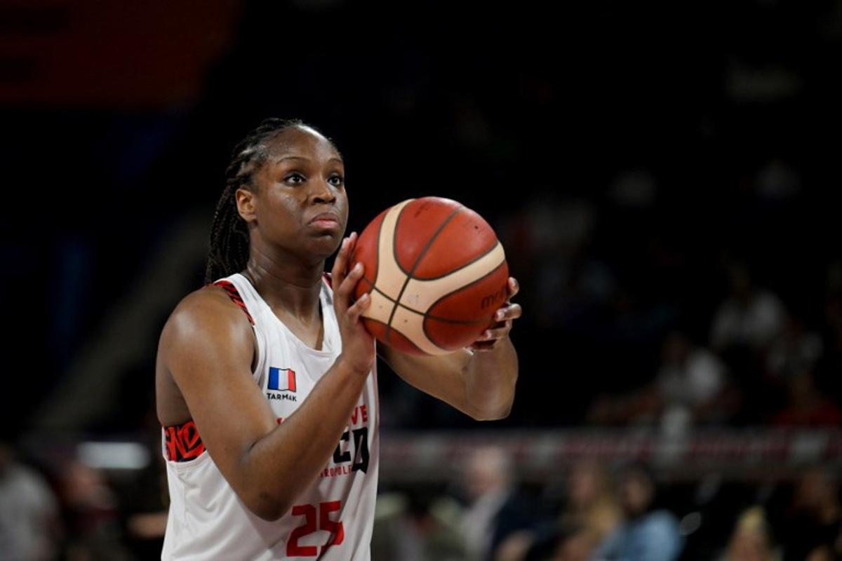 Villeneuve-d'Ascq's guard Kennedy Burke holds the ball during the Euroligue basket-ball women semi-final match between Villeneuve-d'Ascq and USK Praha at Servet Tazegul Arena in Mersin, on April 12, 2024.  OZAN KOSE / AFP