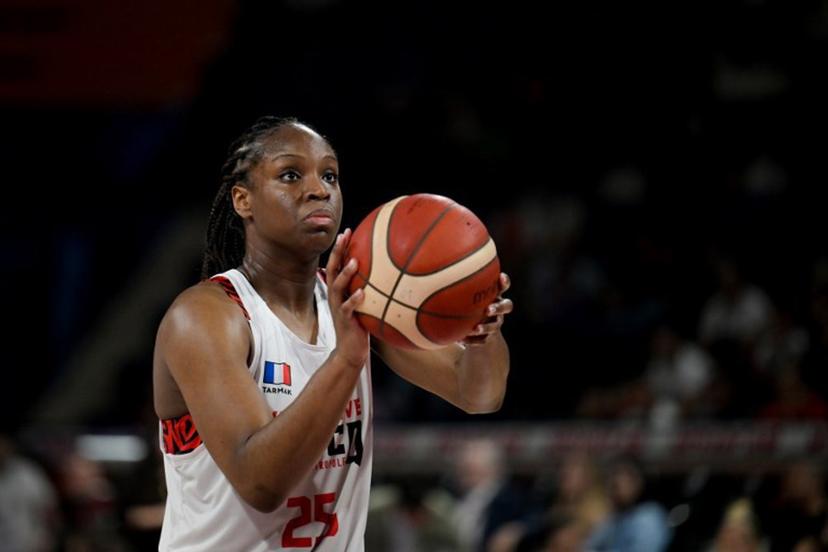 Villeneuve-d'Ascq's guard Kennedy Burke holds the ball during the Euroligue basket-ball women semi-final match between Villeneuve-d'Ascq and USK Praha at Servet Tazegul Arena in Mersin, on April 12, 2024.  OZAN KOSE / AFP