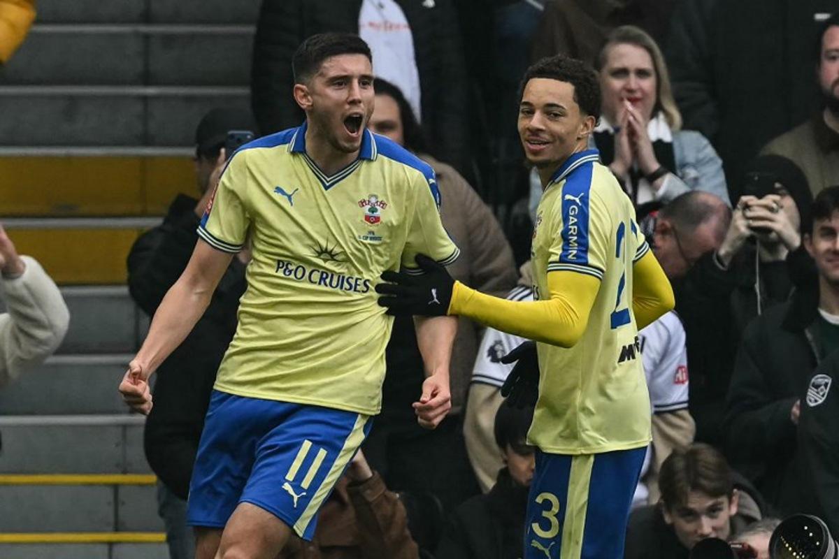 Southampton's Scottish striker #11 Ross Stewart (L) celebrates after scoring on a penalty kick for his team's fist goal during the English FA Cup fifth round football match between Fulham and Southampton at Craven Cottage in London on March 8, 2026. Glyn KIRK / AFP