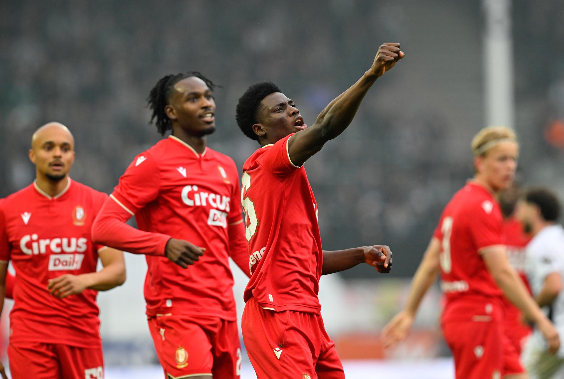Standard's Bernard Nguene celebrates after scoring during a soccer match between Sporting Charleroi and Standard de Liege, Saturday 18 April 2026 in Charleroi, on the third day of the Europe Play-offs (PO2) of the 2025-2026 'Jupiler Pro League' first division of the Belgian championship. BELGA PHOTO JOHN THYS