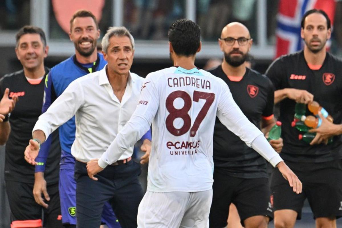 Salernitana's Italian midfielder #87 Antonio Candreva celebrates with Salernitana's Portuguese coach Paulo Sousa after scoring during the Italian Serie A football match Roma vs Salernitana on August 20, 2023 at the Olympic stadium in Rome.    Alberto PIZZOLI / AFP