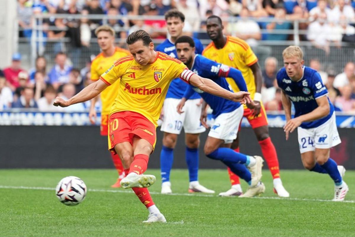 Lens' French forward #10 Florian Thauvin shoots to score from the penalty spot during the French L1 football match between RC Strasbourg Alsace and RC Lens at the Stade de la Meinau in Strasbourg, eastern France, on August 29, 2026.   SEBASTIEN BOZON / AFP