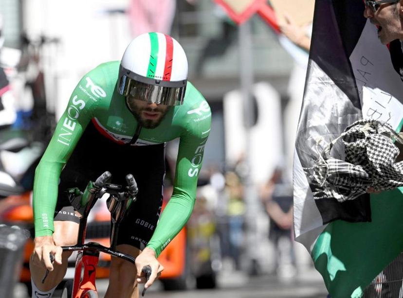 Pro-Palestinians protesters demonstrate as Team Ineos' Italian rider Filippo Ganna competes during the 18th stage of the Vuelta a Espana, a 26 km race against the clock between Valladolid and Valladolid, on September 11, 2025.    Miguel RIOPA / AFP