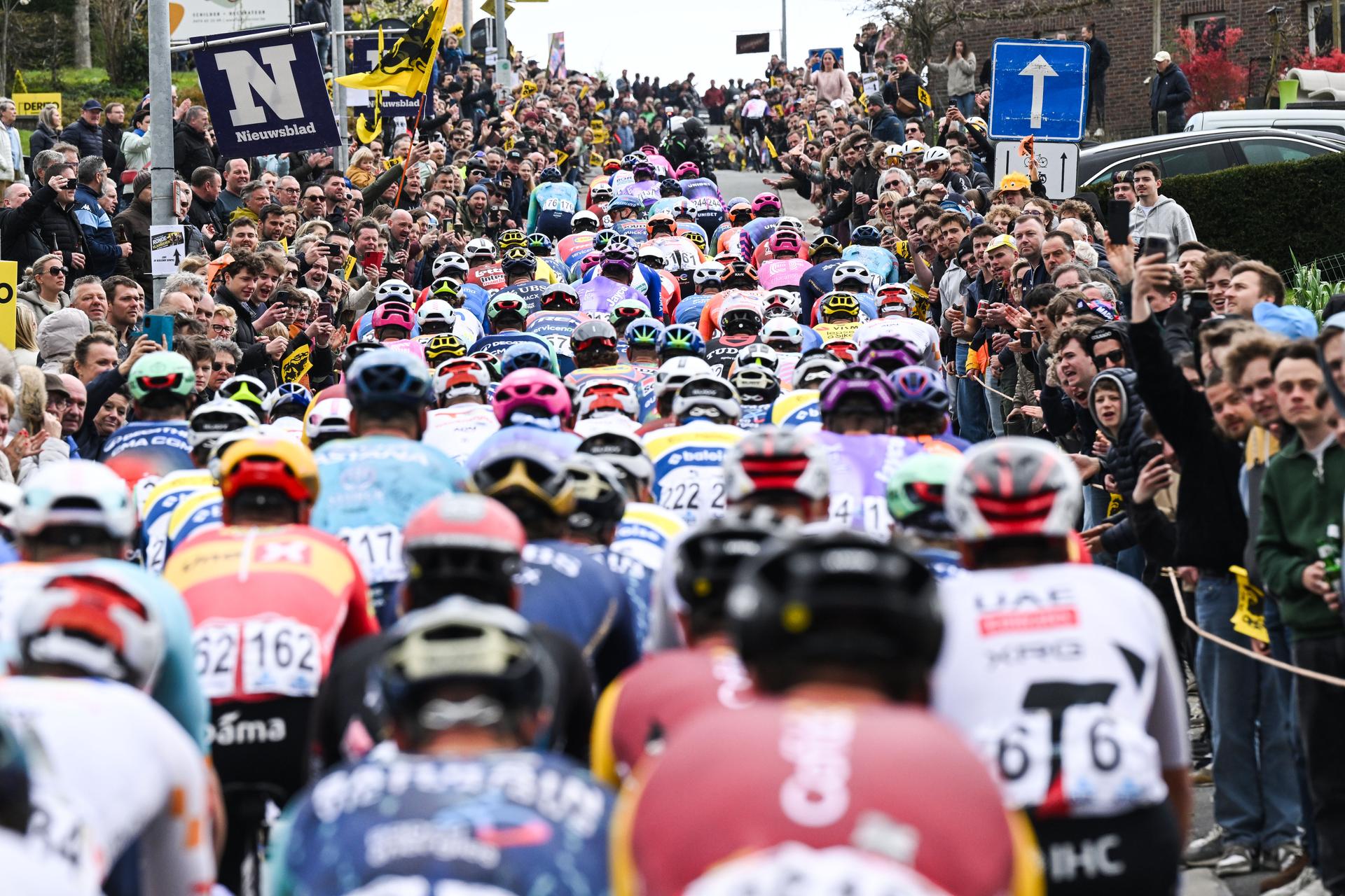 The peloton pictured in action on Berendries during the men's race of the 'Ronde van Vlaanderen/ Tour des Flandres/ Tour of Flanders' UCI WorldTour one day cycling race, 278km with start and finish in Antwerpen, Sunday 05 April 2026. BELGA PHOTO POOL DARIO BELINGHERI