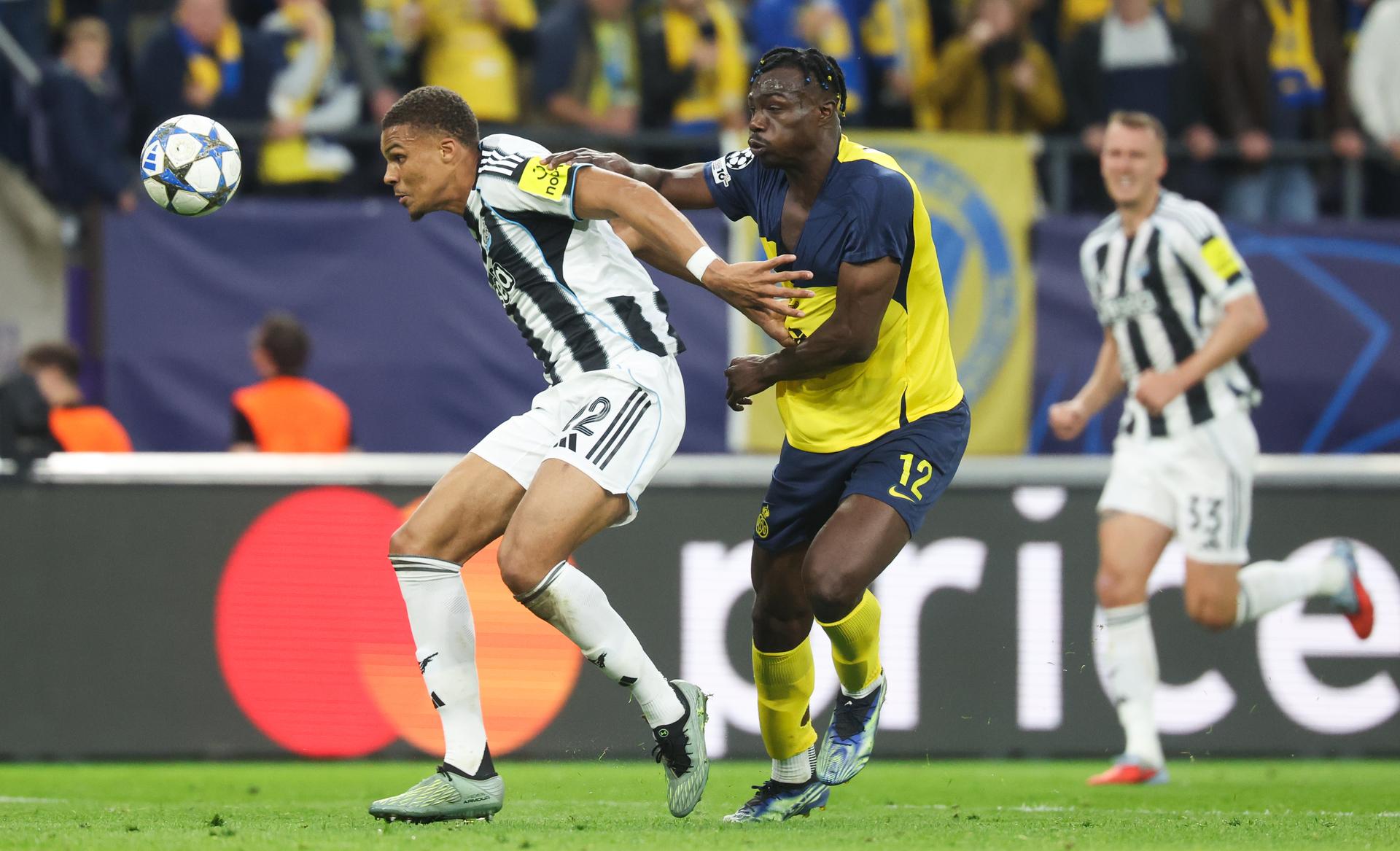 Newcastle's Malick Thiaw and Union's Promise David fight for the ball during a game between Belgian soccer team Royale Union Saint-Gilloise and English team Newcastle United FC, in Brussels, on Wednesday 01 October 2025, on the second day of the League phase of the UEFA Champions League tournament. BELGA PHOTO VIRGINIE LEFOUR