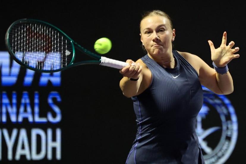 US' Amanda Anisimova returns the ball to Poland's Iga Swiatek during their WTA Finals tennis tournament in Riyadh on November 5, 2025.  Fayez NURELDINE / AFP