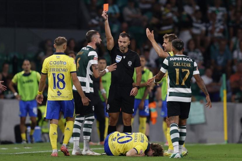 Sporting Lisbon's Belgian defender #06 Zeno Debast (2nd L) receives a red card during the Portuguese League football match between Sporting CP and FC Arouca at the Jose Alvalade stadium in Lisbon on September 19, 2026.  FILIPE AMORIM / AFP