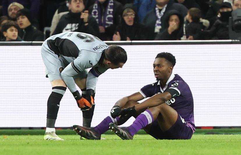 Anderlecht's Marco Kana lies injured on the ground during a soccer match between RSC Anderlecht and Royale Union Saint-Gilloise, Sunday 30 November 2025 in Anderlecht, on day 16 of the 2025-2026 'Jupiler Pro League' first division of the Belgian championship. BELGA PHOTO VIRGINIE LEFOUR