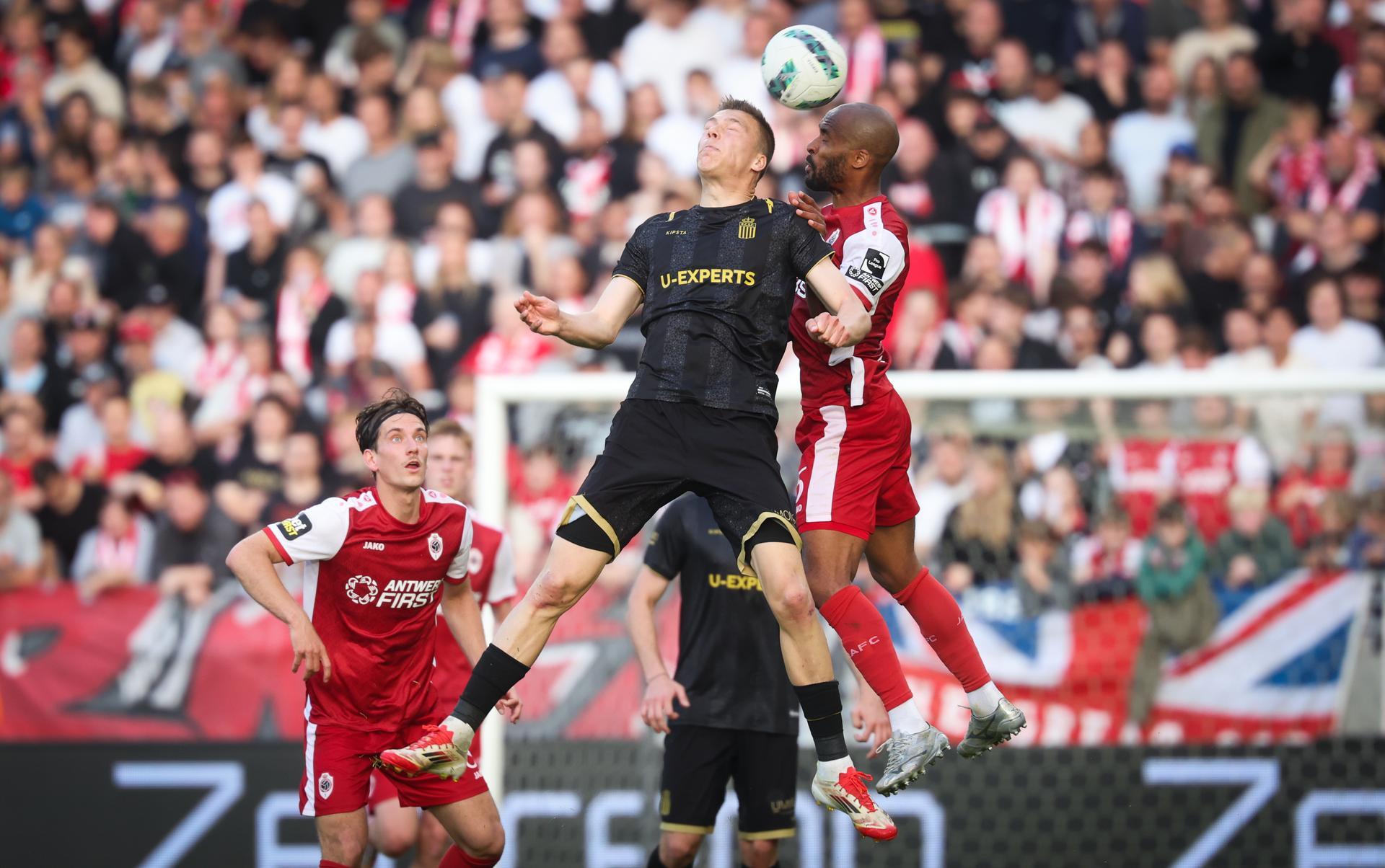 Charleroi's Daan Heymans and Antwerp's Denis Odoi fight for the ball during a soccer match between Royal Antwerp FC and Sporting Charleroi, Thursday 29 May 2025 in Antwerp, on the last day of the Europe' Play-offs of the 2024-2025 'Jupiler Pro League' first division of the Belgian championship. BELGA PHOTO VIRGINIE LEFOUR