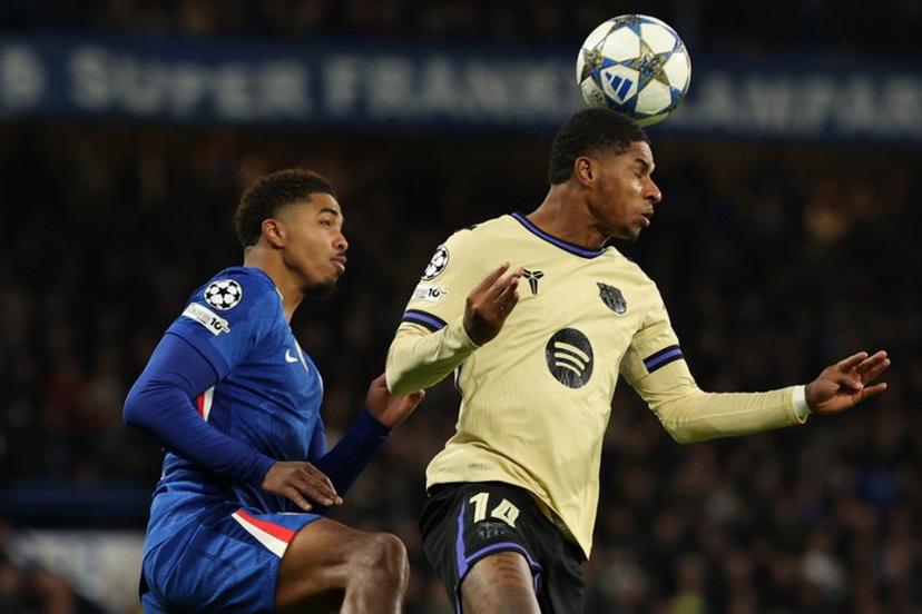 Barcelona's English forward #14 Marcus Rashford (R) wins a header during the UEFA Champions League league-phase football match between Chelsea and Barcelona at Stamford Bridge in London on November 25, 2025.  Adrian Dennis / AFP