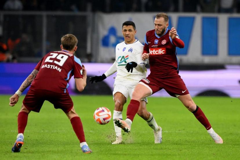 Marseille's Chilean forward Alexis Sanchez (C) fights for the ball with Annecy's French midfielder Maxime Bastian (L) during the French Cup quarter-final football match between Olympique de Marseille (OM) and Annecy at the Velodrome stadium in Marseille, southern France, on March 1, 2023.  Nicolas TUCAT / AFP