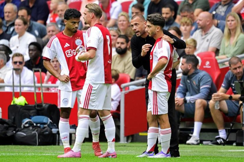 Ajax's Dutch head coach Johnny Heitinga (2nd R) talks to Ajax's Dutch defender #05 Owen Wijndal (L), Ajax's Dutch midfielder #08 Kenneth Taylor (2nd L) and Ajax's Belgian forward #20 Mika Godts during the Friendly football match between Ajax Amsterdam and AS Monaco at the Johan Cruijff Arena, in Amsterdam, on August 3, 2025.  Olaf KRAAK / ANP / AFP