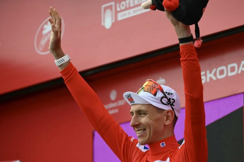 Overall race leader, UAE Team Emirates - XRG team's Slovenian rider Tadej Pogacar, gestures on the podium after the seventh stage of the Vuelta a Espana 2026, a 149,8 km race between Vall d'Alba and Aramon Valdelinares on August 28, 2026.   JOSE JORDAN / AFP