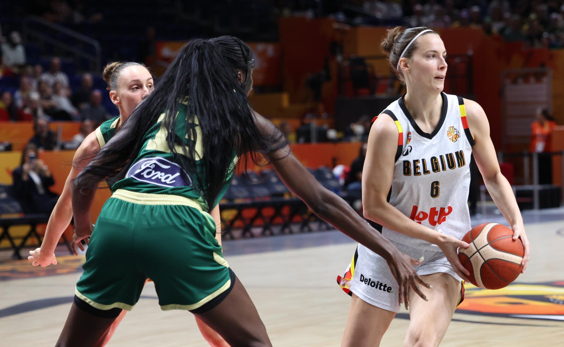 Australia' Ezi Magbegor and Belgium's Antonia Delaere fight for the ball during a basketball game between Belgian national team Belgian Cats and Australia,  game 3 of the group phase at the FIBA Women's Basketball World Cup, on Monday 7 September 2026, in Berlin, Germany. The FIBA Women's Basketball World Cup takes place in Berlin from 4 to 23 September 2026. BELGA PHOTO VIRGINIE LEFOUR