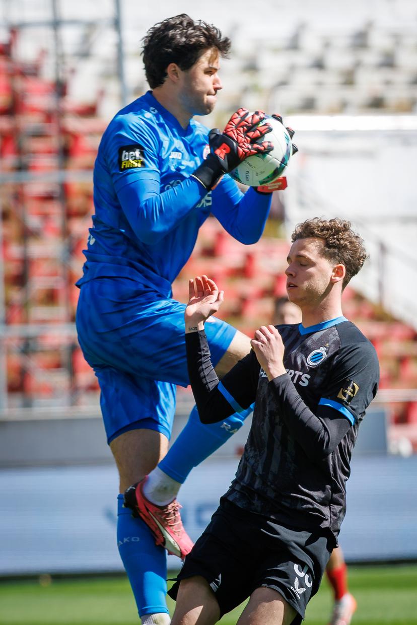 Antwerp's goalkeeper Senne Lammens and Club's Maxim De Cuyper fight for the ball during a soccer match between Royal Antwerp FC and Club Brugge, Sunday 06 April 2025 in Antwerpen, on day 2 (out of 10) of the Champions' Play-offs of the 2024-2025 'Jupiler Pro League' first division of the Belgian championship. BELGA PHOTO KURT DESPLENTER