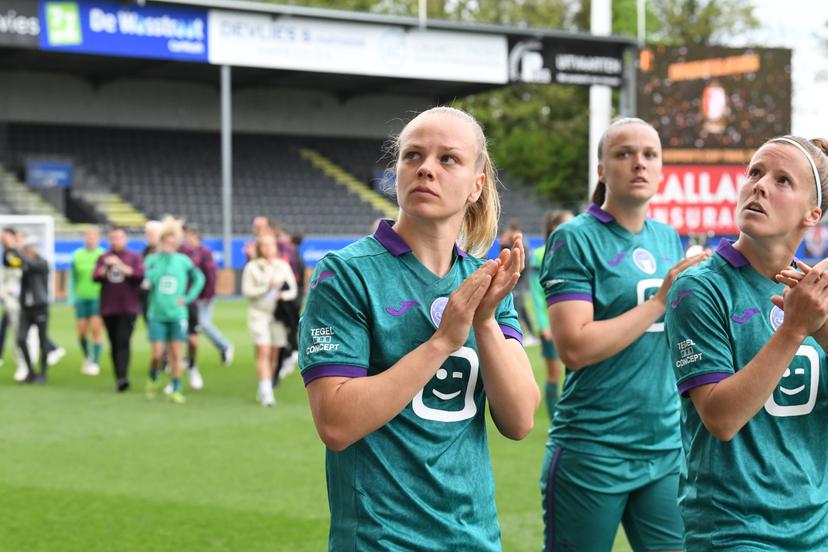 Anderlecht's players react as they lost a soccer match between RSC Anderlecht and Standard Femina de Liege, the final of the Belgian Cup, in Heverlee, Monday 21 April 2025. BELGA PHOTO JILL DELSAUX
