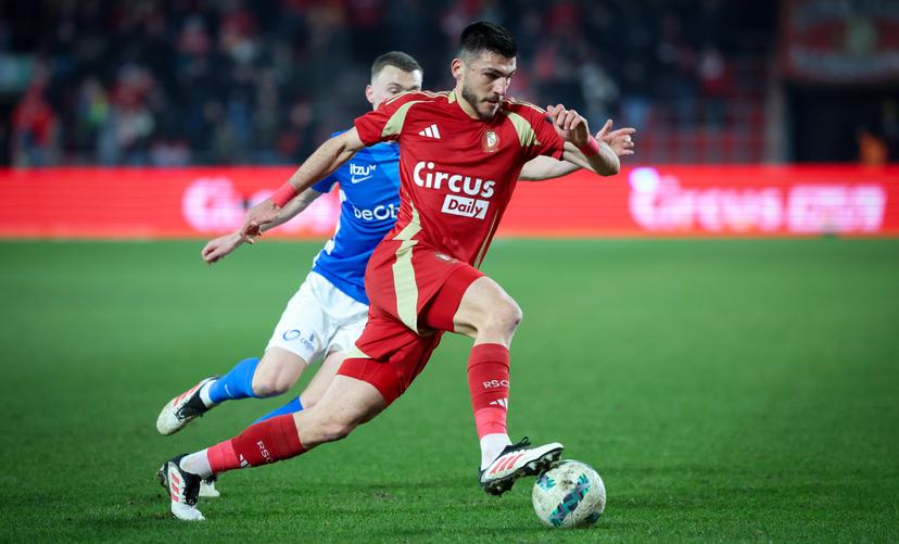 Standard's Bosko Sutalo and Genk's Bryan Heynen fight for the ball during a soccer match between Standard de Liege and KRC Genk, Friday 14 February 2025 in Liege, on day 26 of the 2024-2025 season of the 'Jupiler Pro League' first division of the Belgian championship. BELGA PHOTO VIRGINIE LEFOUR