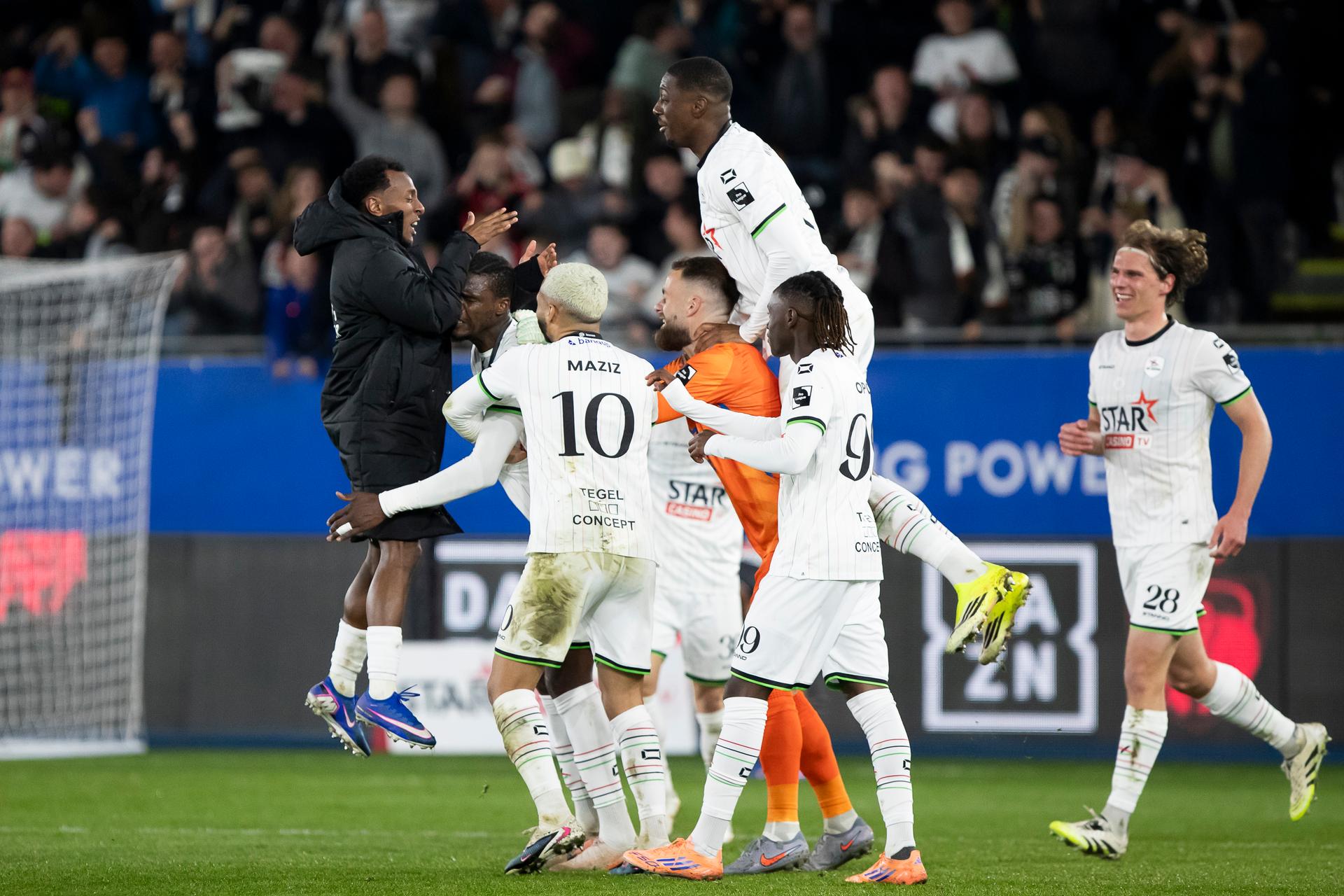 OHL's Sory Kaba celebrates with teammates after scoring during a soccer match between Oud-Heverlee Leuven and Royal Antwerp FC, Sunday 22 March 2026 in Leuven, on day 30 of the 2025-2026 'Jupiler Pro League' first division of the Belgian championship. BELGA PHOTO KRISTOF VAN ACCOM