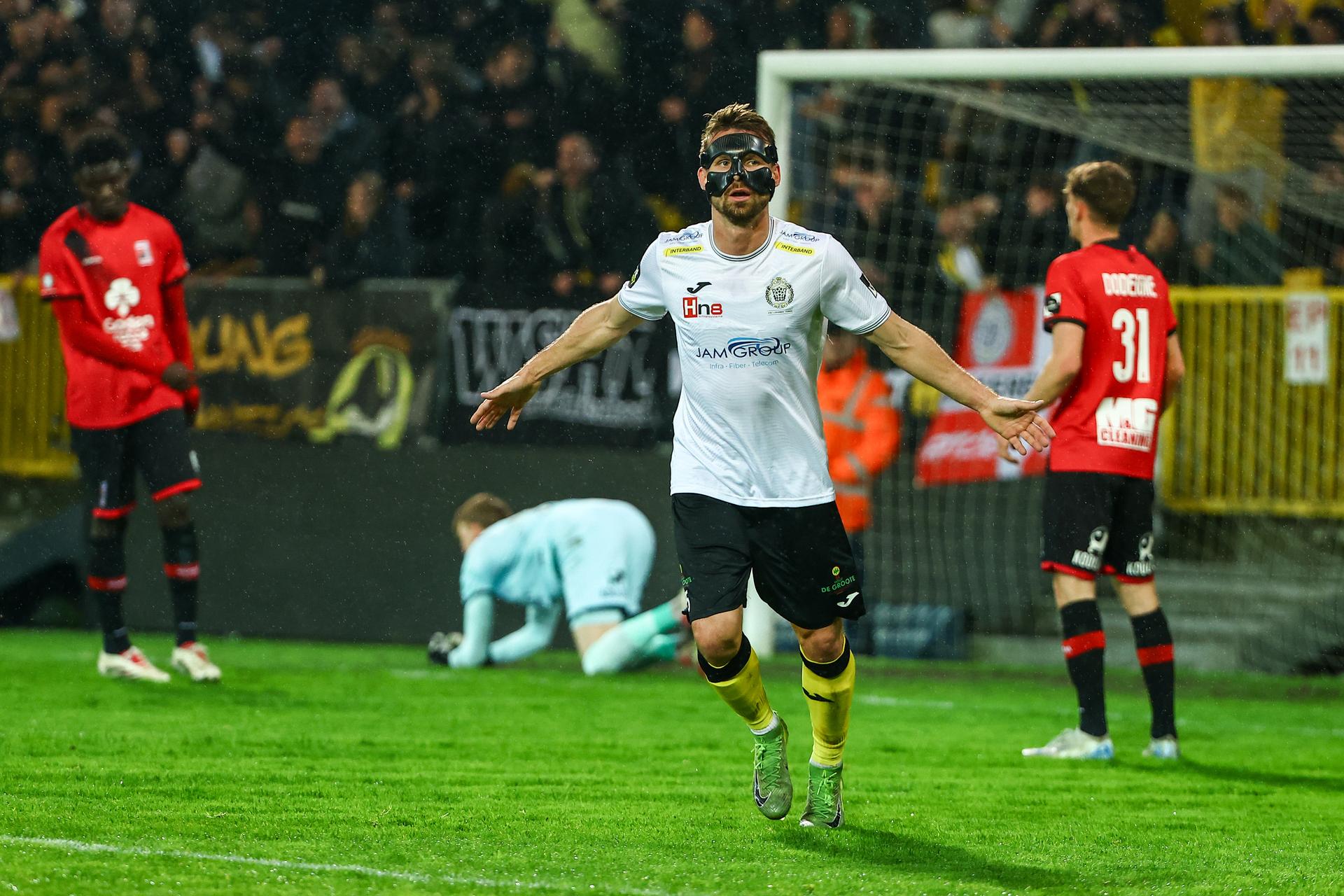 Lokeren's Jonas Vinck celebrates after scoring during a soccer match between KSC Lokeren-Temse and RWD Molenbeek, Thursday 24 April 2025 in Lokeren, a semi-final first leg in the promotion play-off of the 2024-2025 'Challenger Pro League' 1B second division of the Belgian championship. BELGA PHOTO DAVID PINTENS