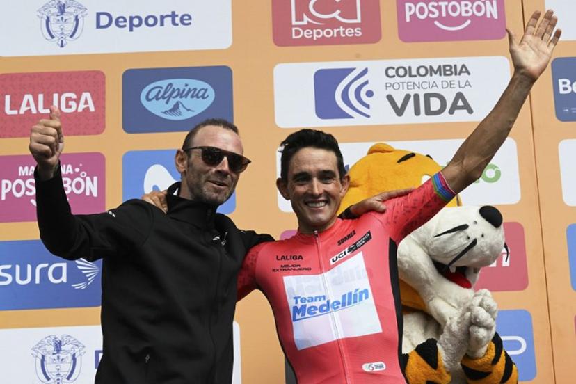 Spain's cyclist Oscar Sevilla (R) of the Medellin team celebrates after receiving the award for best foreigner during the second stage of the Tour Colombia UCI 2024 from Paipa to Santa Rosa de Viterbo, Colombia, on February 7, 2024.  Luis ACOSTA / AFP