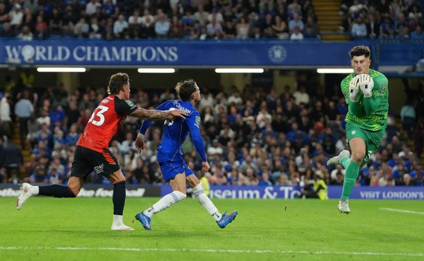 Chelsea's Belgian goalkeeper #39 Mike Penders gathers the ball during the English League Cup second round football match between Chelsea and Luton Town at Stamford Bridge, in London on August 27, 2026.  CARLOS JASSO / AFP