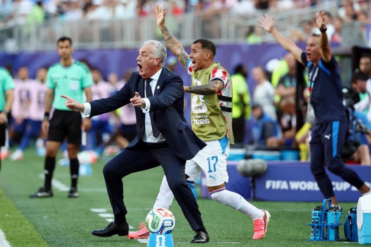 Paraguay's Argentine head coach Gustavo Alfaro gestures during the 2026 World Cup round of 16 football match between Paraguay and France at the Philadelphia Stadium in Philadelphia on July 4, 2026.   FRANCK FIFE / AFP