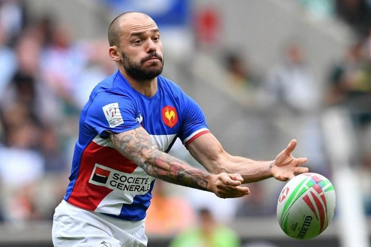 France's Terry Bouhraoua releases the ball during the rugby union semi-finals match between France and Australia on the second day of the London 2019 World Rugby Sevens Series event at Twickenham Stadium in west London on May 26, 2019.  Ben STANSALL / AFP