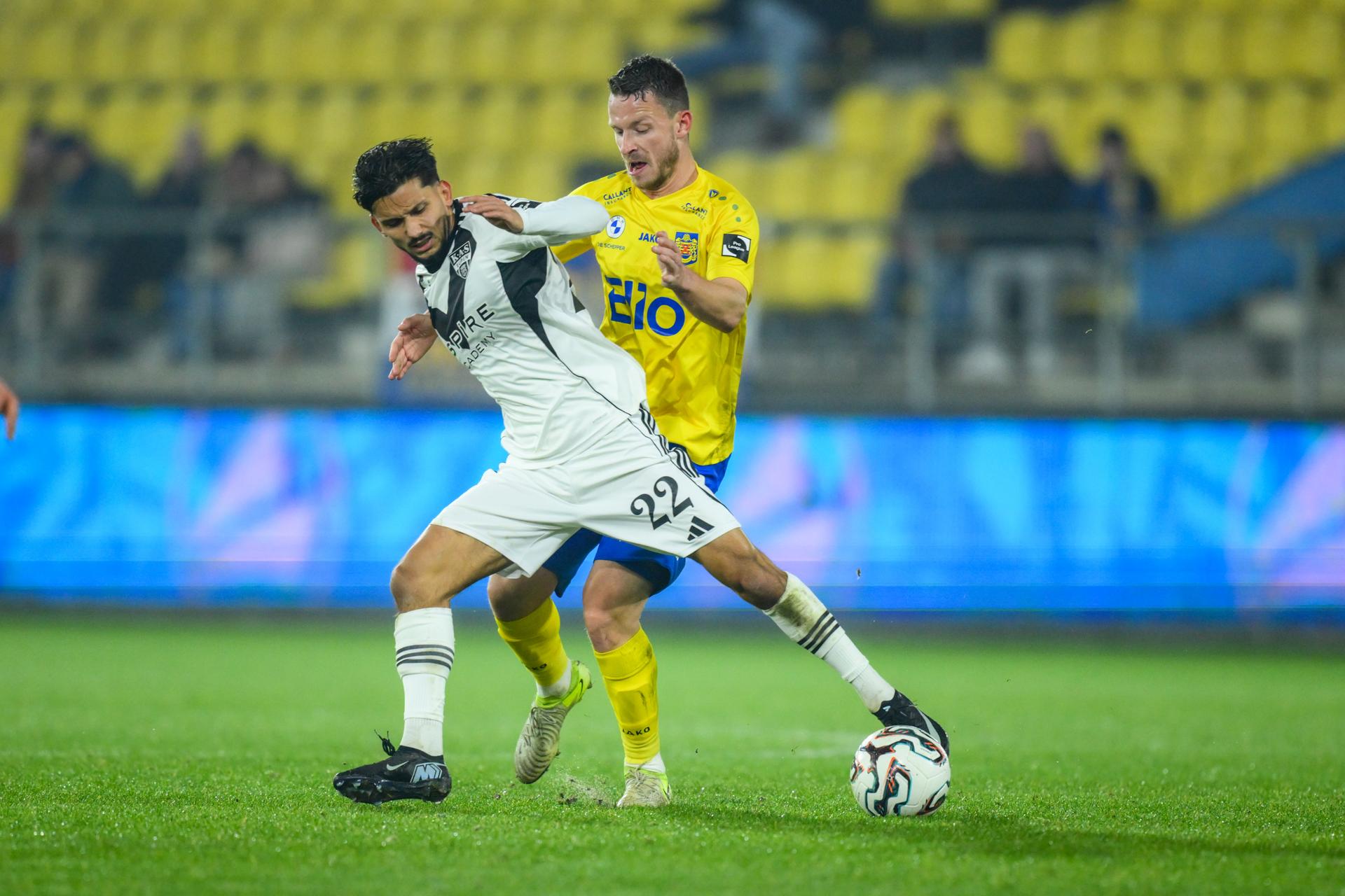 Eupen's Logan Delaurier-Chaubet and Beveren's Christophe Janssens fight for the ball during a soccer game between SK Beveren and KAS Eupen, Friday 21 November 2025 in Beveren, on day 14 of the 2025-2026 'Challenger Pro League' 1B second division of the Belgian championship. BELGA PHOTO DAVID PINTENS