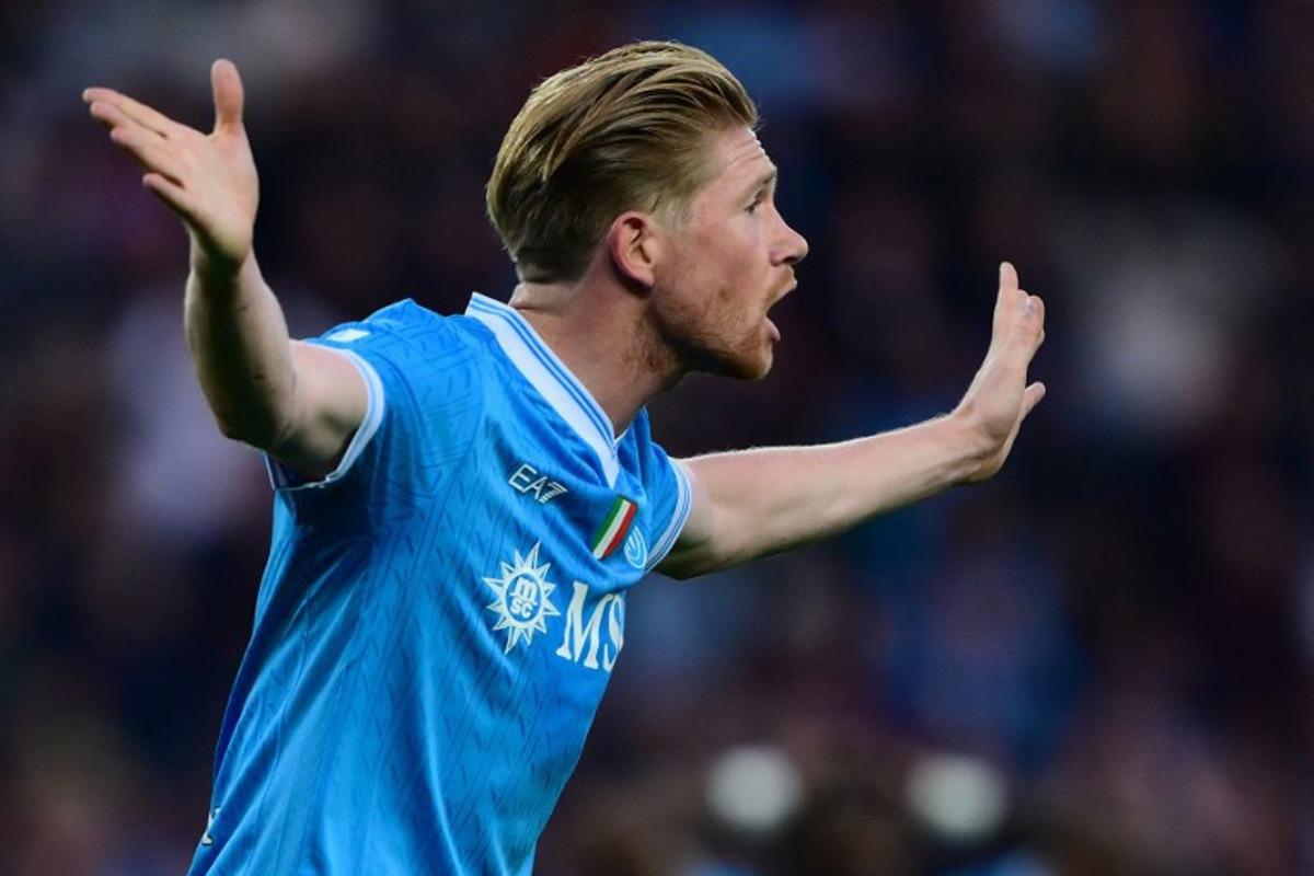 Napoli's Belgian midfielder #11 Kevin De Bruyne reacts during the Italian Serie A football match between Torino and Napoli at The Grande Torino Stadium in Turin on October 18, 2025.  MARCO BERTORELLO / AFP