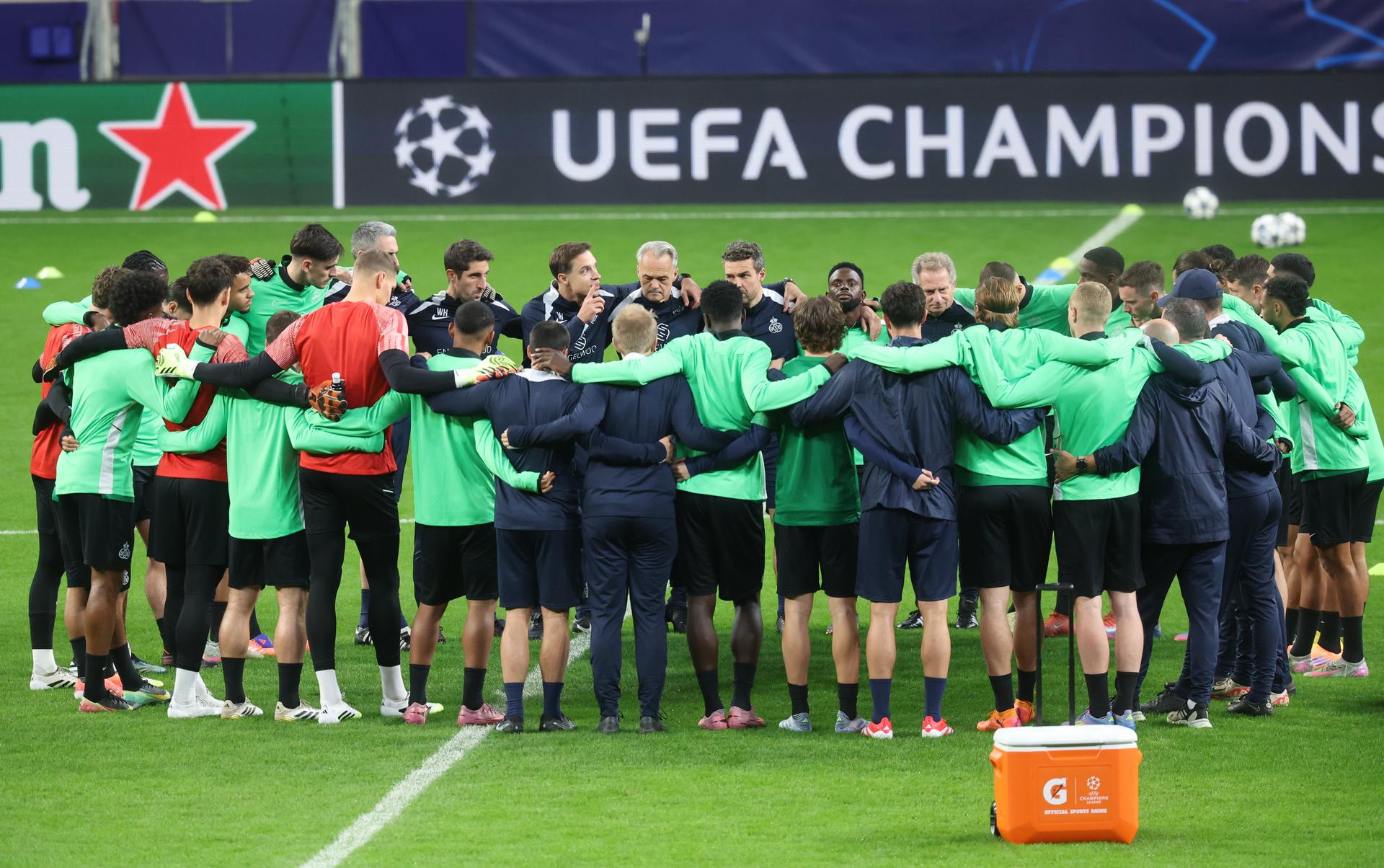 Union's head coach David Hubert talks to his players during a training session of Belgian soccer team Royale Union Saint-Gilloise in Madrid, Spain, on Monday 03 November 2025. The team prepares for tomorrow's match against Spanish Club Atletico Madrid, on the day 4 of the League phase of the UEFA Champions League tournament. BELGA PHOTO VIRGINIE LEFOUR