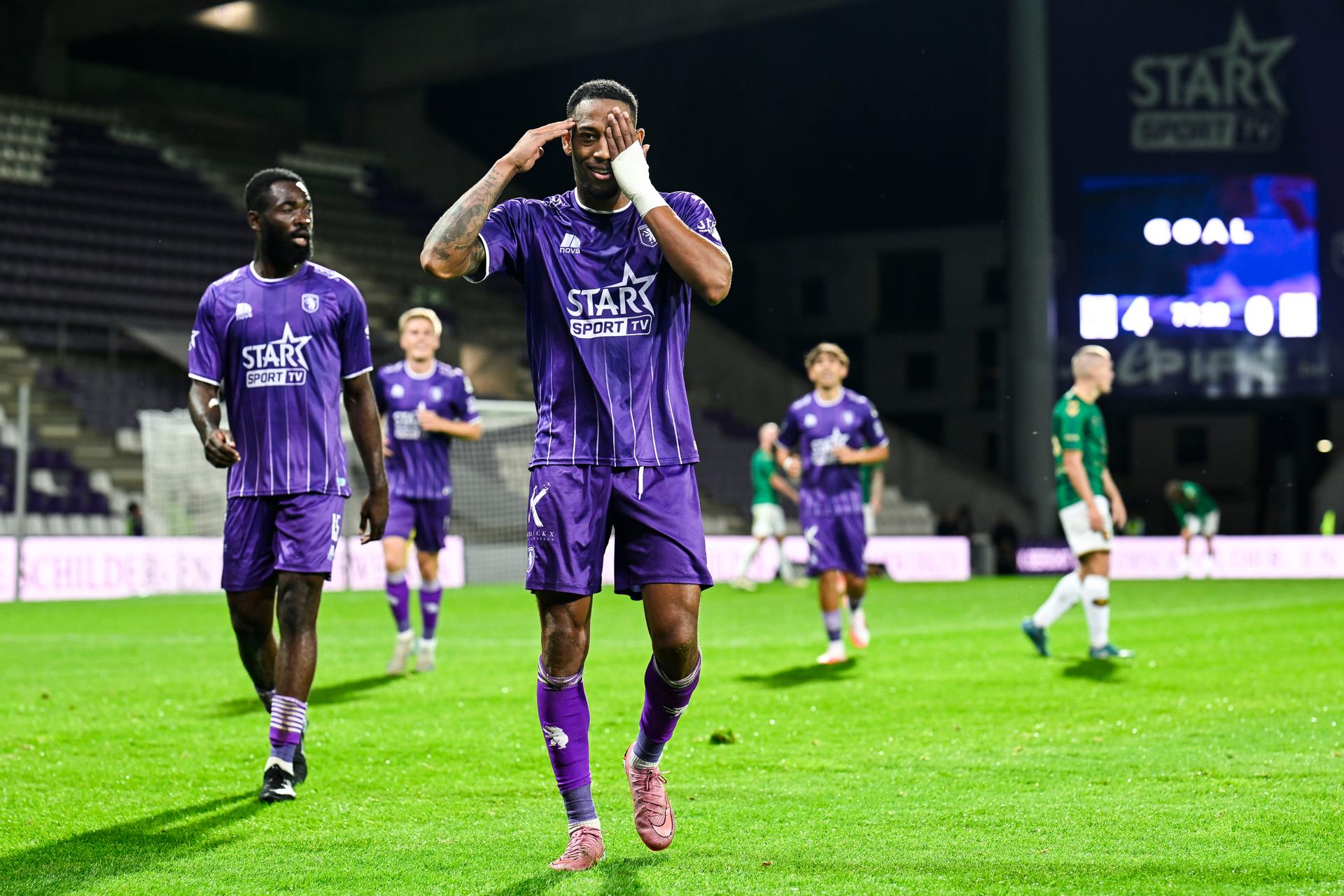 Beerschot's Raijv Van La Parra celebrates after scoring during a soccer game between Beerschot VA and Royal Francs Borains, Saturday 20 September 2025 in Antwerp, on day 6 of the 2025-2026 'Challenger Pro League' 1B second division of the Belgian championship. BELGA PHOTO BERT GOYVAERTS