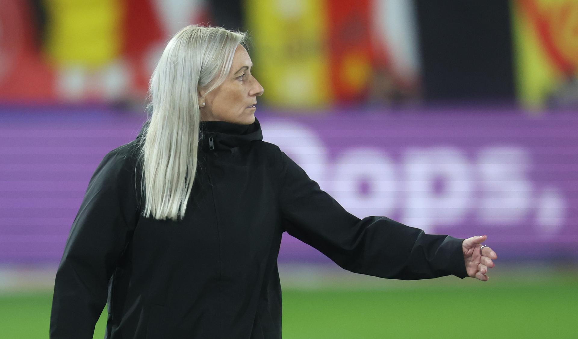 Belgium's head coach Elisabet Gunnarsdottir gestures during a soccer game between Belgium's national women's team the Red Flames and Ireland, the return leg in the Nations League Promotion/relegation play-off, on Tuesday 28 October 2025 in Leuven. Flames lost the first leg 4-2. BELGA PHOTO VIRGINIE LEFOUR