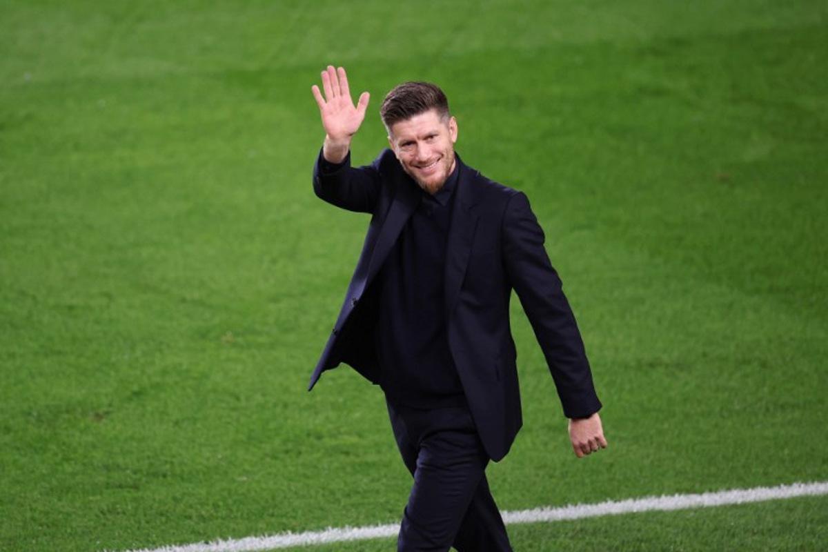 Monaco's Belgian head coach Sebastien Pocognoli waves ahead of the French L1 football match between AS Monaco and Paris FC at the Louis II Stadium (Stade Louis II) in the Principality of Monaco on November 1, 2025.  Valery HACHE / AFP