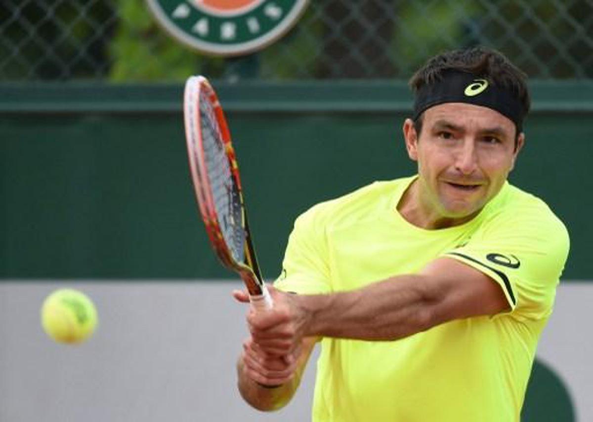 Australia's Marinko Matosevic returns the ball to Brazil's Thomaz Bellucci  during the men's first round at the Roland Garros 2015 French Tennis Open in Paris on May 25, 2015. AFP PHOTO / PASCAL GUYOT