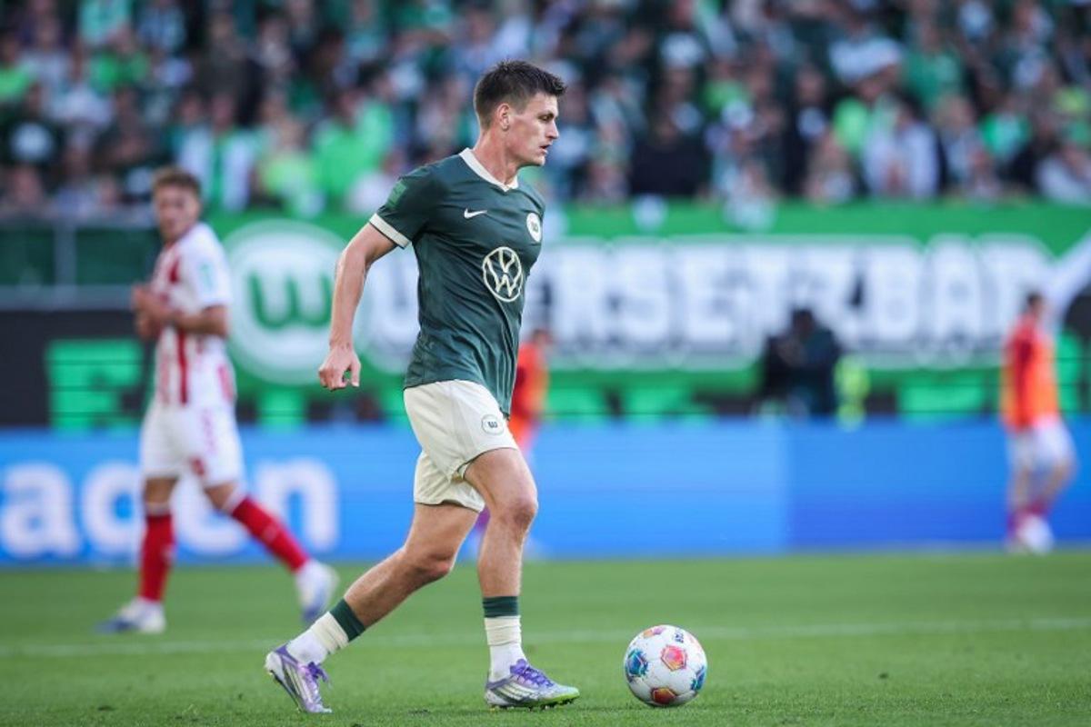 Wolfsburg's Danish defender #21 Joakim Maehle plays the ball during the German first division Bundesliga football match between VfL Wolfsburg and FC Cologne in Wolfsburg, northern Germany, on September 13, 2025.  Ronny Hartmann / AFP