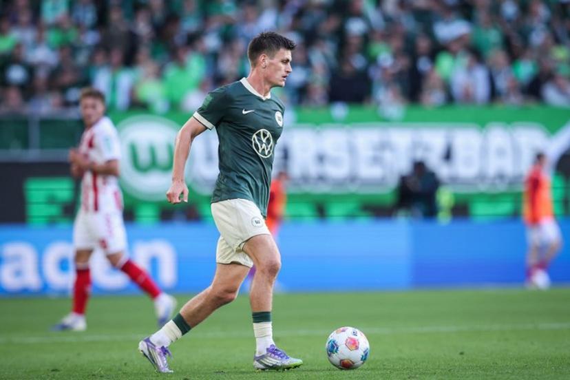 Wolfsburg's Danish defender #21 Joakim Maehle plays the ball during the German first division Bundesliga football match between VfL Wolfsburg and FC Cologne in Wolfsburg, northern Germany, on September 13, 2025.  Ronny Hartmann / AFP