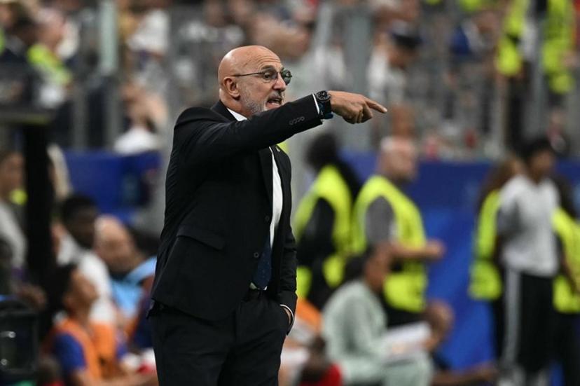 Spain's head coach Luis de la Fuente shouts instructions to his players from the touchline during the 2026 World Cup football tournament semi-final match between France and Spain at the Dallas Stadium in Arlington on July 14, 2026.   Paul ELLIS / AFP